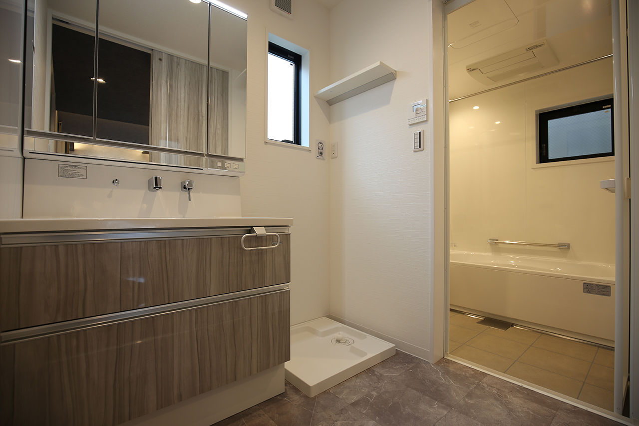 ヤマイチ住建 【大阪市/2000万円台/狭小/3階建て】トップライトから自然光が射し込む2階LDK。高級感あふれる住まいの建築実例画像8