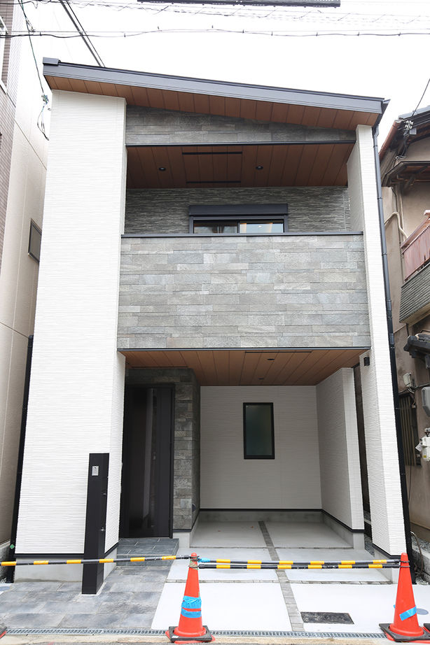 ヤマイチ住建 【大阪市/2000万円台/狭小/3階建て】トップライトから自然光が射し込む2階LDK。高級感あふれる住まいの建築実例画像9