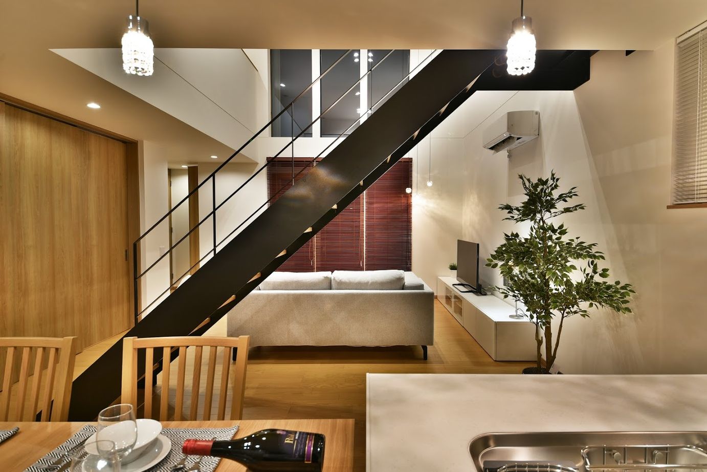 住研ハウス 【札幌市/3LDK間取図/子ども3人/中庭】空間をわけるリビング階段。吹抜けと大きな窓でも年中快適な家の建築実例画像2