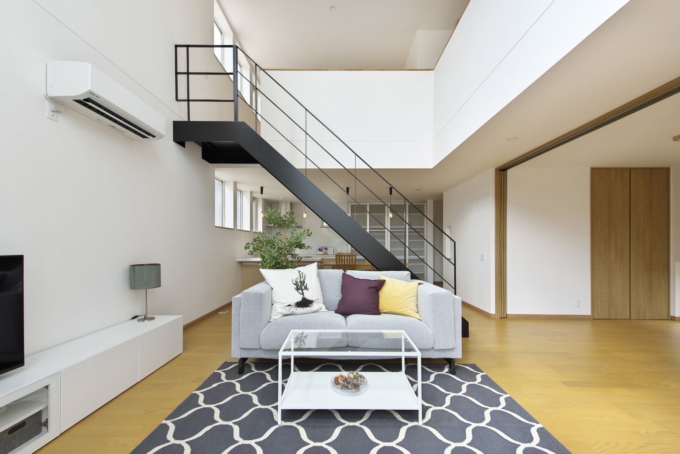 住研ハウス 【札幌市/3LDK間取図/子ども3人/中庭】空間をわけるリビング階段。吹抜けと大きな窓でも年中快適な家の建築実例画像3