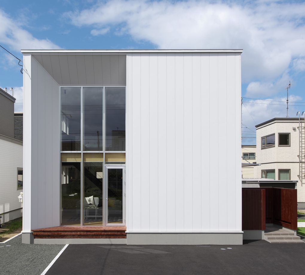 住研ハウス 【札幌市/3LDK間取図/子ども3人/中庭】空間をわけるリビング階段。吹抜けと大きな窓でも年中快適な家の建築実例画像4