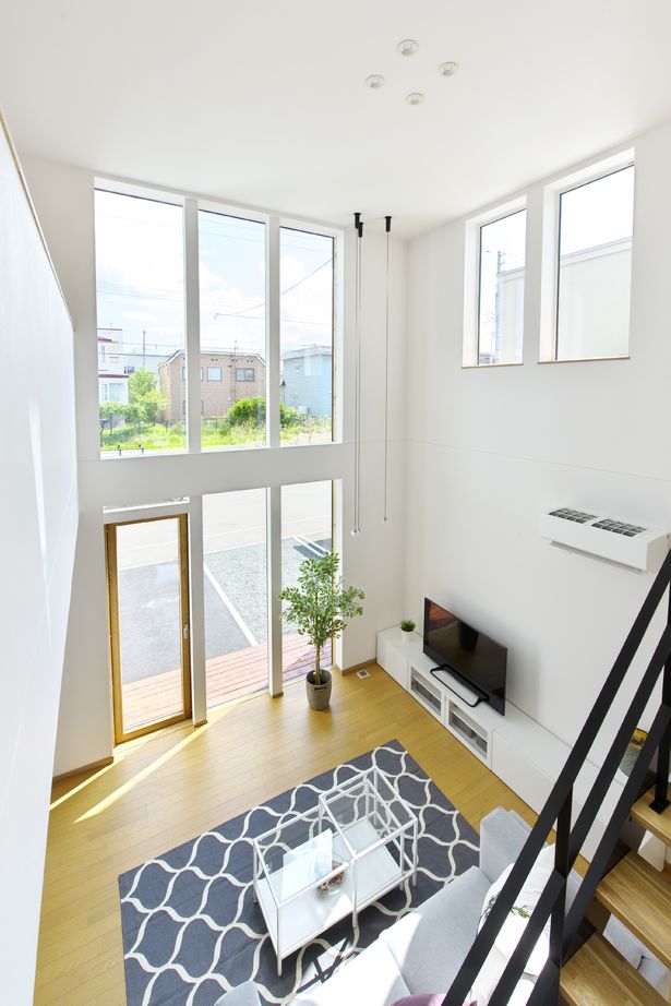 住研ハウス 【札幌市/3LDK間取図/子ども3人/中庭】空間をわけるリビング階段。吹抜けと大きな窓でも年中快適な家の建築実例画像6