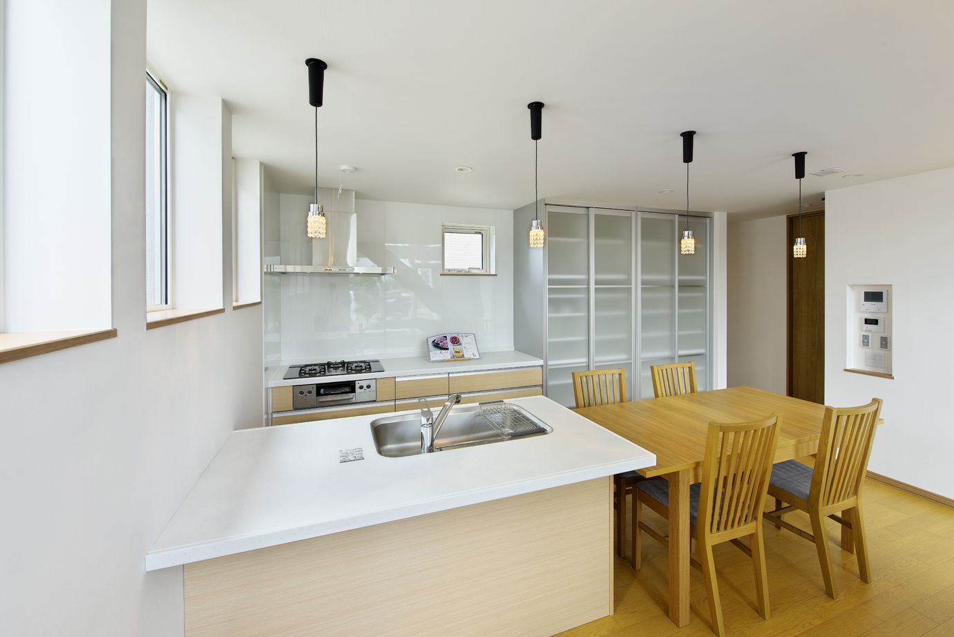 住研ハウス 【札幌市/3LDK間取図/子ども3人/中庭】空間をわけるリビング階段。吹抜けと大きな窓でも年中快適な家の建築実例画像7