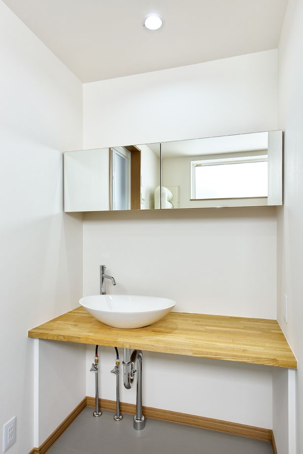 住研ハウス 【札幌市/3LDK間取図/子ども3人/中庭】空間をわけるリビング階段。吹抜けと大きな窓でも年中快適な家の建築実例画像8