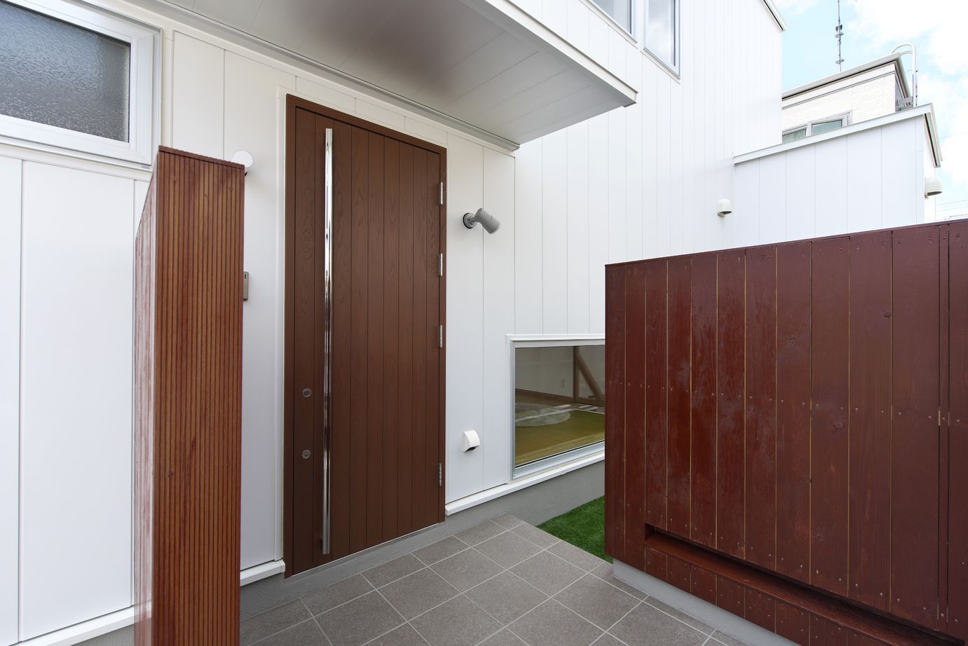 住研ハウス 【札幌市/3LDK間取図/子ども3人/中庭】空間をわけるリビング階段。吹抜けと大きな窓でも年中快適な家の建築実例画像9