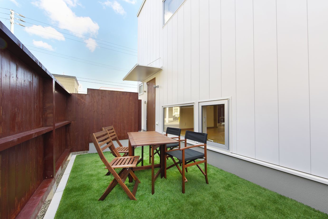 住研ハウス 【札幌市/3LDK間取図/子ども3人/中庭】空間をわけるリビング階段。吹抜けと大きな窓でも年中快適な家の建築実例画像10