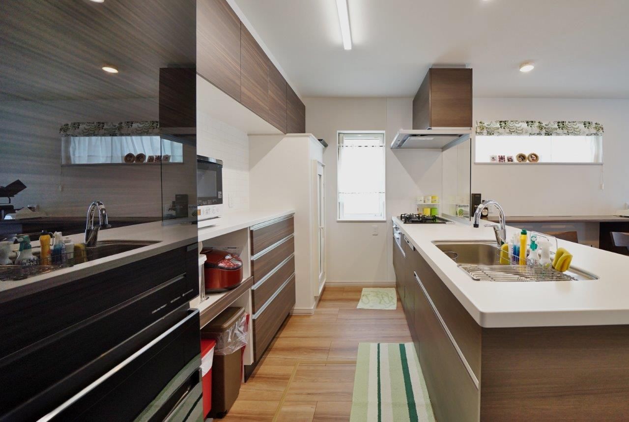 住研ハウス 【千歳市/4LDK間取図/カウンター】断熱仕様パントリーのある奥様の理想のキッチンを実現した家事ラクの家の建築実例画像2