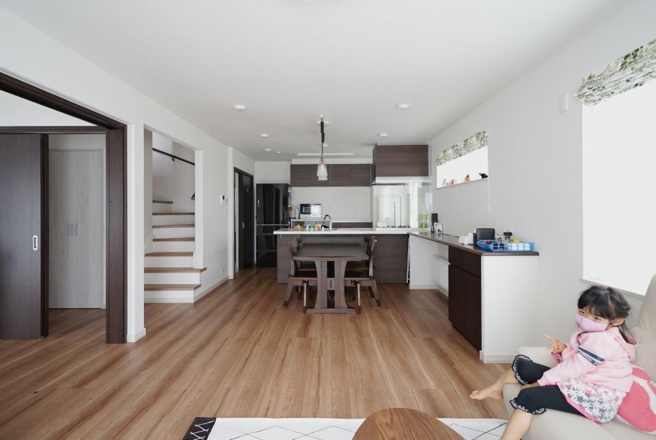 住研ハウス 【千歳市/4LDK間取図/カウンター】断熱仕様パントリーのある奥様の理想のキッチンを実現した家事ラクの家の建築実例画像5