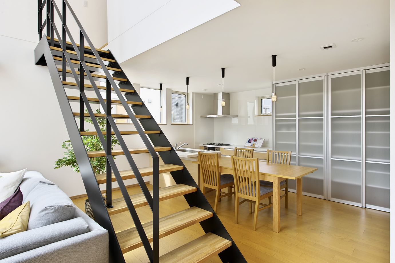 住研ハウス 【千歳市/4LDK間取図/カウンター】断熱仕様パントリーのある奥様の理想のキッチンを実現した家事ラクの家の建築実例画像6