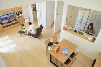 山根木材 天井高4ｍの開放感あふれる明るいリビング。自然とみんなが集まる「子育てを愉しむ家」　の建築実例画像2