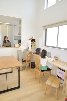 山根木材 天井高4ｍの開放感あふれる明るいリビング。自然とみんなが集まる「子育てを愉しむ家」　の建築実例画像3