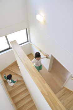 山根木材 天井高4ｍの開放感あふれる明るいリビング。自然とみんなが集まる「子育てを愉しむ家」　の建築実例画像4