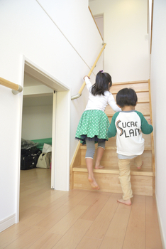 山根木材 天井高4ｍの開放感あふれる明るいリビング。自然とみんなが集まる「子育てを愉しむ家」　の建築実例画像5