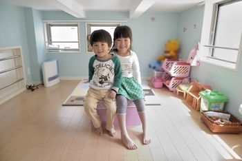 山根木材 天井高4ｍの開放感あふれる明るいリビング。自然とみんなが集まる「子育てを愉しむ家」　の建築実例画像7