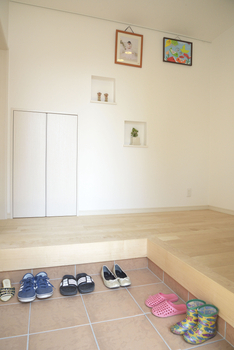 山根木材 天井高4ｍの開放感あふれる明るいリビング。自然とみんなが集まる「子育てを愉しむ家」　の建築実例画像8