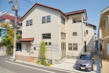 山根木材 天井高4ｍの開放感あふれる明るいリビング。自然とみんなが集まる「子育てを愉しむ家」　の建築実例画像9