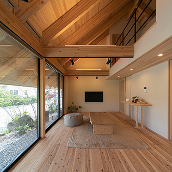山根木材 【4LDK／のぼり梁×大開口】追い求めた「シンプルさ」が導く。木の美しさが映える、研ぎ澄まされた上質空間の建築実例画像1