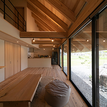 山根木材 【4LDK／のぼり梁×大開口】追い求めた「シンプルさ」が導く。木の美しさが映える、研ぎ澄まされた上質空間の建築実例画像2