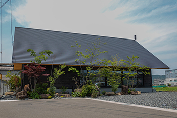 山根木材 【4LDK／のぼり梁×大開口】追い求めた「シンプルさ」が導く。木の美しさが映える、研ぎ澄まされた上質空間の建築実例画像3