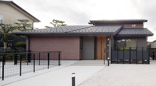 ワイケイホーム 【広々ドッグラン】ペットと住まう、吹き抜けのある家の建築実例画像1