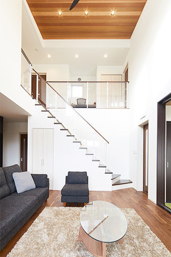 ワイケイホーム 【2000万円台×吹き抜け×プライベートテラス】ラグジュアリーな快適空間、外に閉じて中に開く家の建築実例画像2