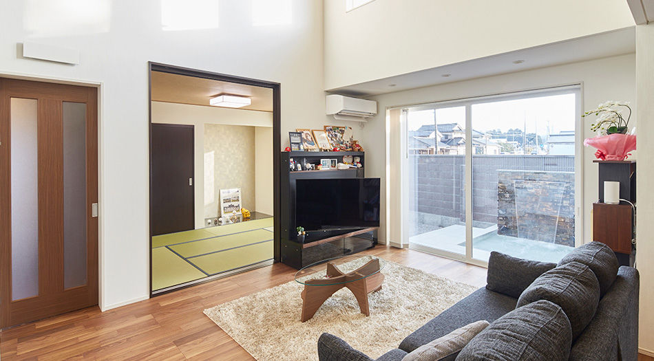 ワイケイホーム 【2000万円台×吹き抜け×プライベートテラス】ラグジュアリーな快適空間、外に閉じて中に開く家の建築実例画像3