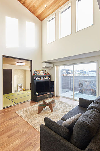 ワイケイホーム 【2000万円台×吹き抜け×プライベートテラス】ラグジュアリーな快適空間、外に閉じて中に開く家の建築実例画像4