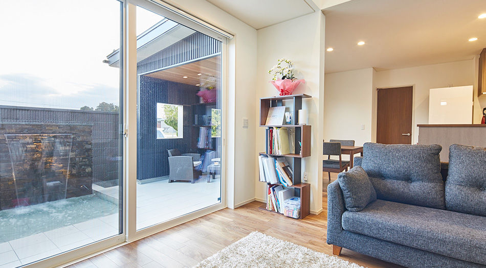 ワイケイホーム 【2000万円台×吹き抜け×プライベートテラス】ラグジュアリーな快適空間、外に閉じて中に開く家の建築実例画像5