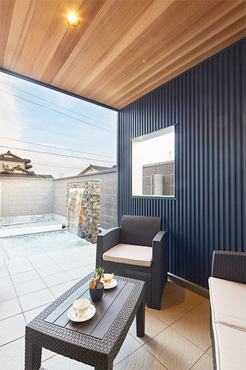 ワイケイホーム 【2000万円台×吹き抜け×プライベートテラス】ラグジュアリーな快適空間、外に閉じて中に開く家の建築実例画像7