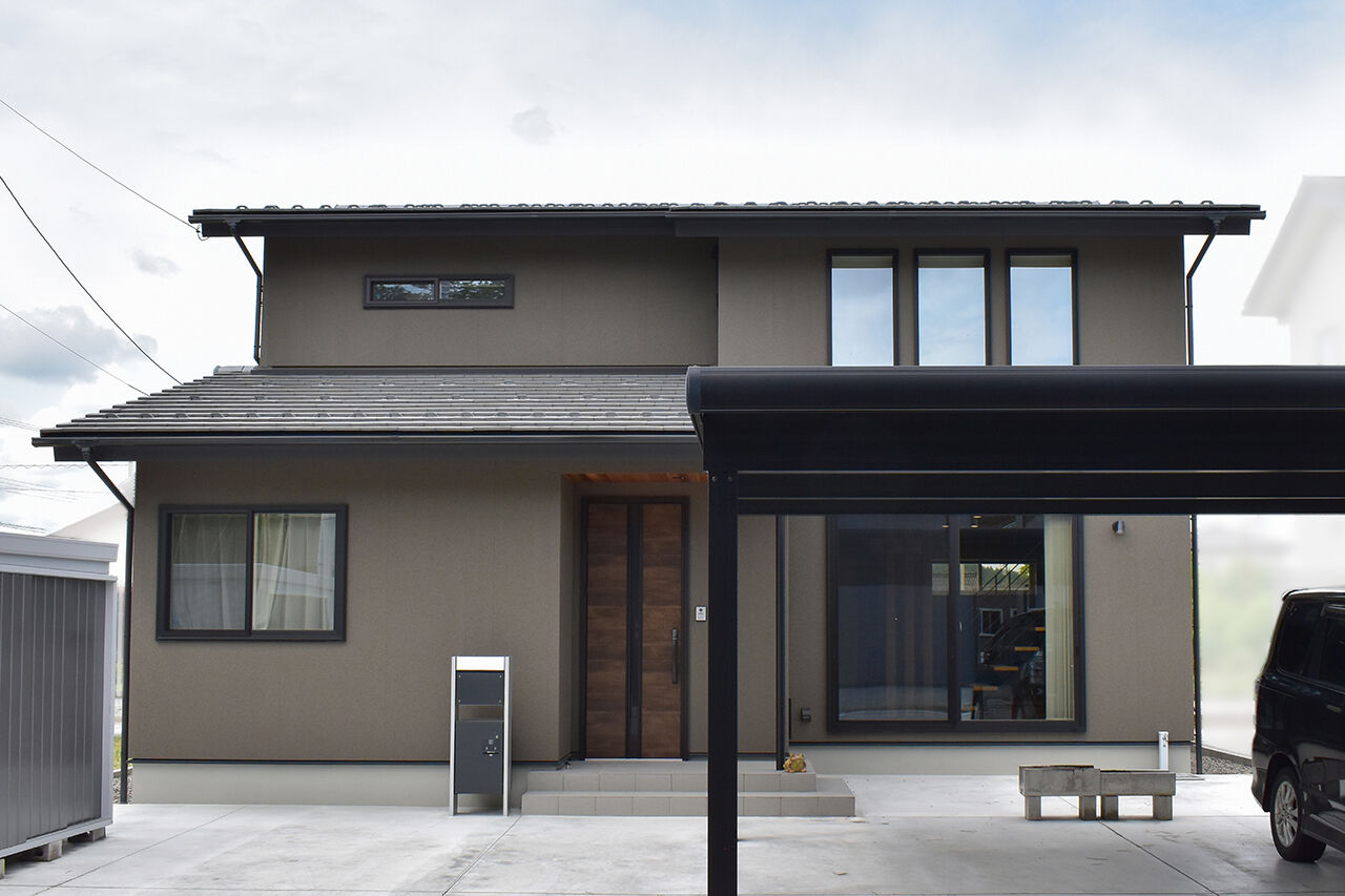 ワイケイホーム 【スキップフロア】和モダンの外観に包まれた、スタイリッシュな暮らし。遊び心のある空間演出にも注目の建築実例画像1