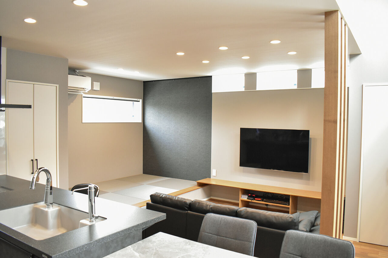 ワイケイホーム 【スキップフロア】和モダンの外観に包まれた、スタイリッシュな暮らし。遊び心のある空間演出にも注目の建築実例画像2