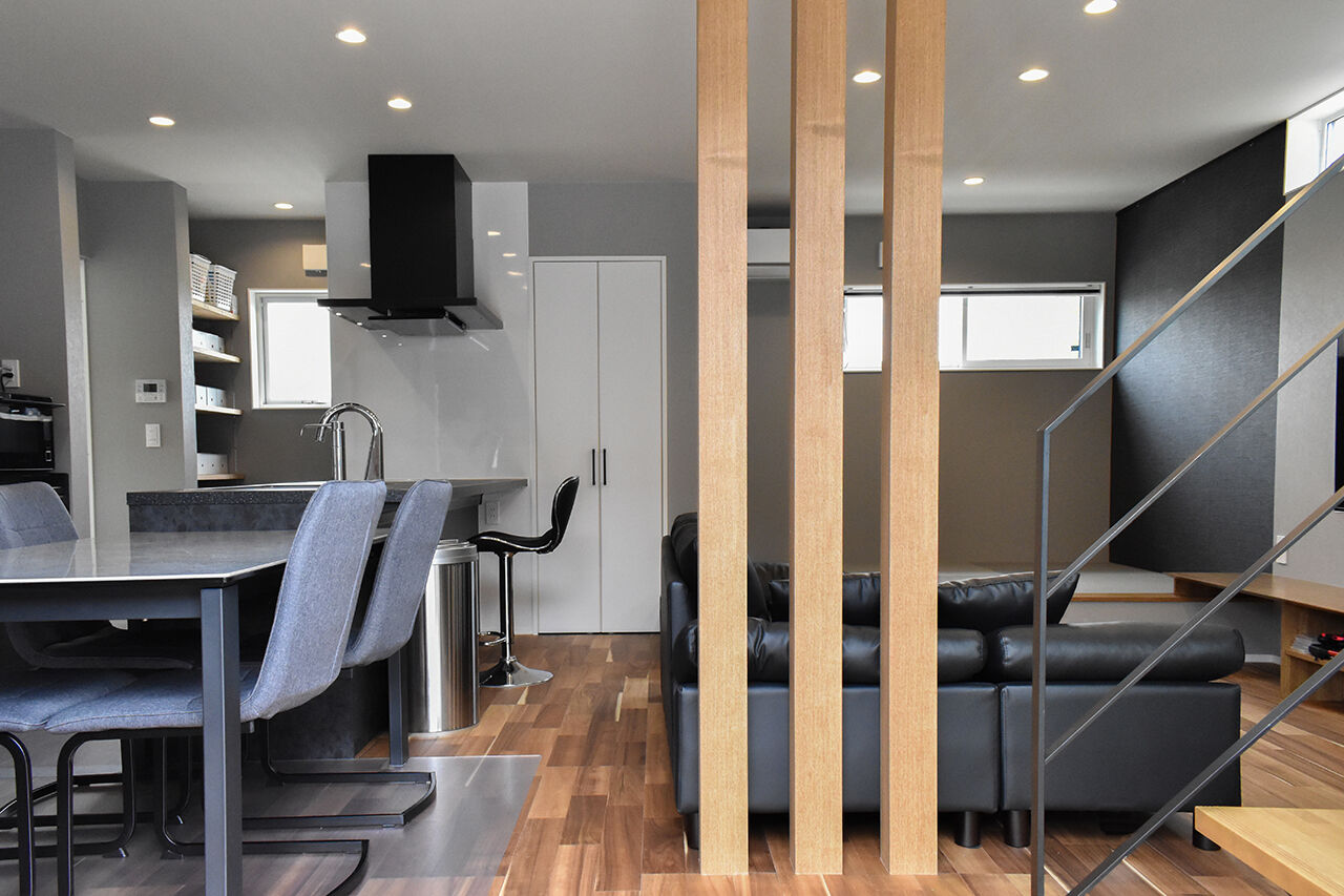 ワイケイホーム 【スキップフロア】和モダンの外観に包まれた、スタイリッシュな暮らし。遊び心のある空間演出にも注目の建築実例画像3