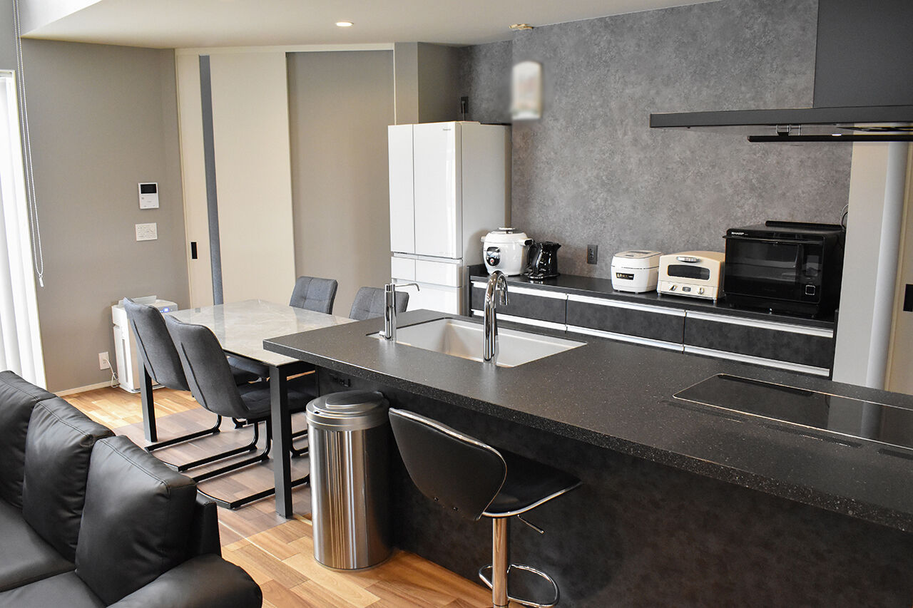 ワイケイホーム 【スキップフロア】和モダンの外観に包まれた、スタイリッシュな暮らし。遊び心のある空間演出にも注目の建築実例画像4