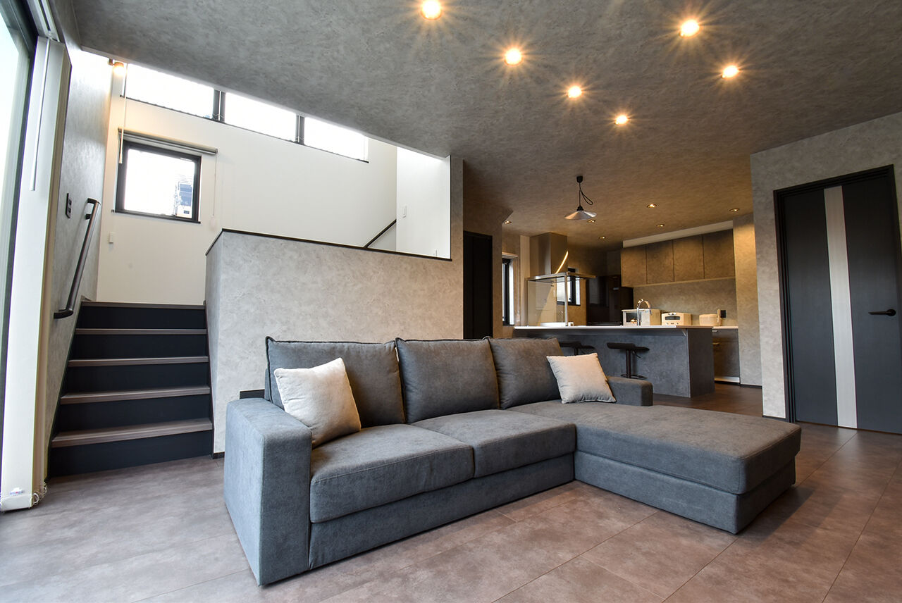 ワイケイホーム 【スキップフロア】モノトーンで統一された空間が実現した、高級感あふれる住まいの建築実例画像2