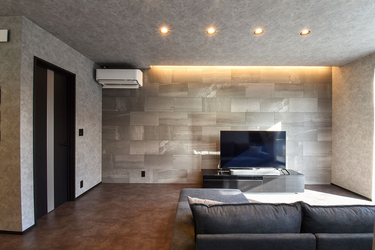 ワイケイホーム 【スキップフロア】モノトーンで統一された空間が実現した、高級感あふれる住まいの建築実例画像3