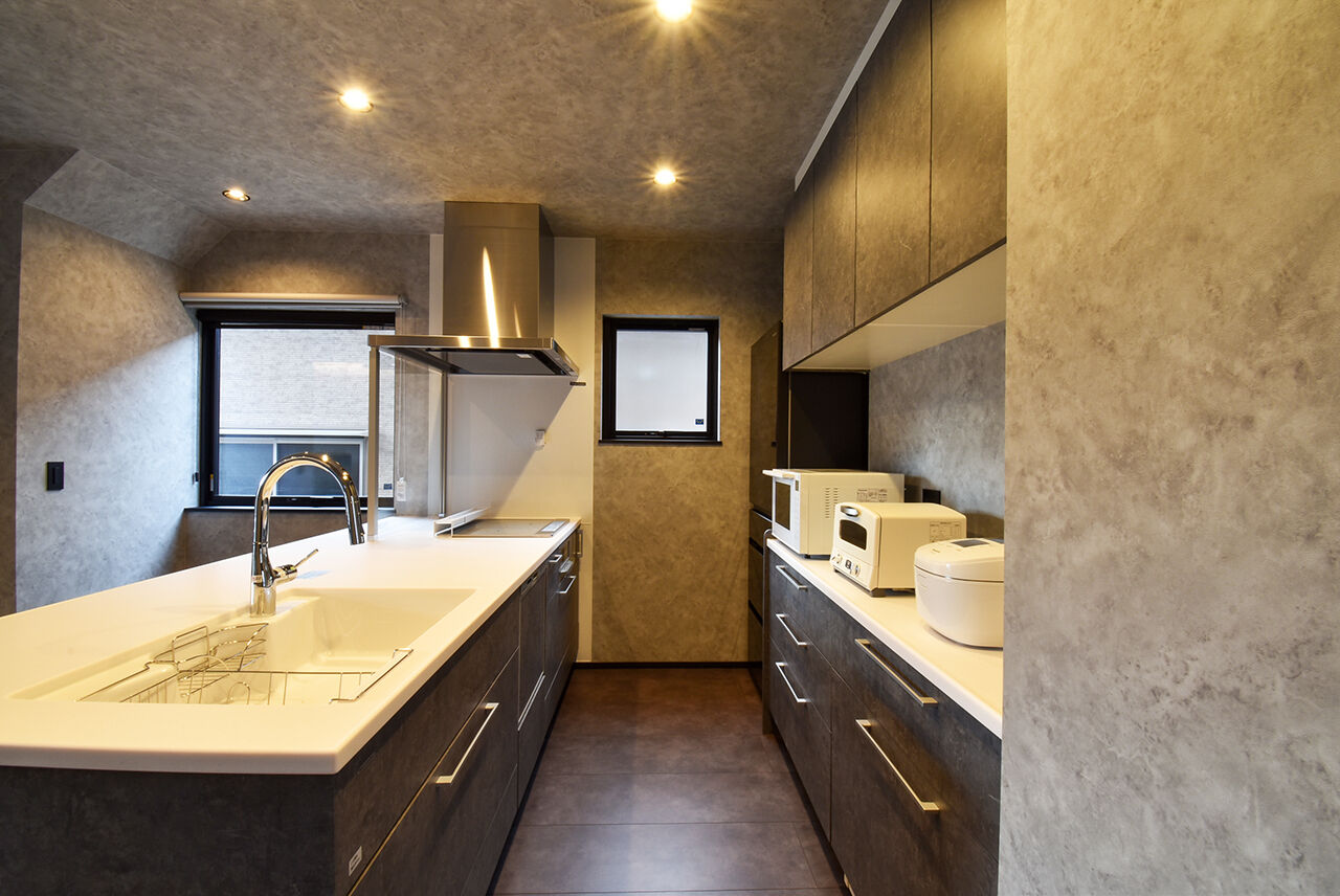 ワイケイホーム 【スキップフロア】モノトーンで統一された空間が実現した、高級感あふれる住まいの建築実例画像4