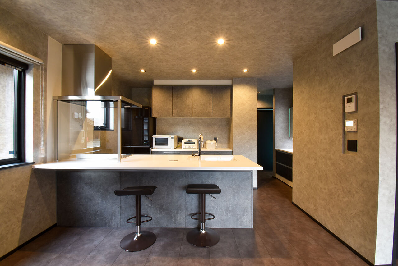 ワイケイホーム 【スキップフロア】モノトーンで統一された空間が実現した、高級感あふれる住まいの建築実例画像5