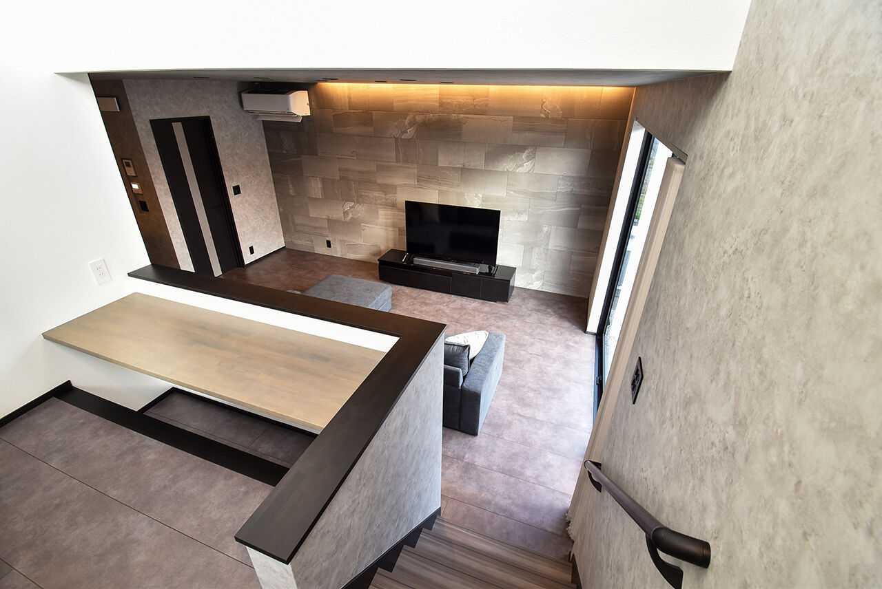 ワイケイホーム 【スキップフロア】モノトーンで統一された空間が実現した、高級感あふれる住まいの建築実例画像6