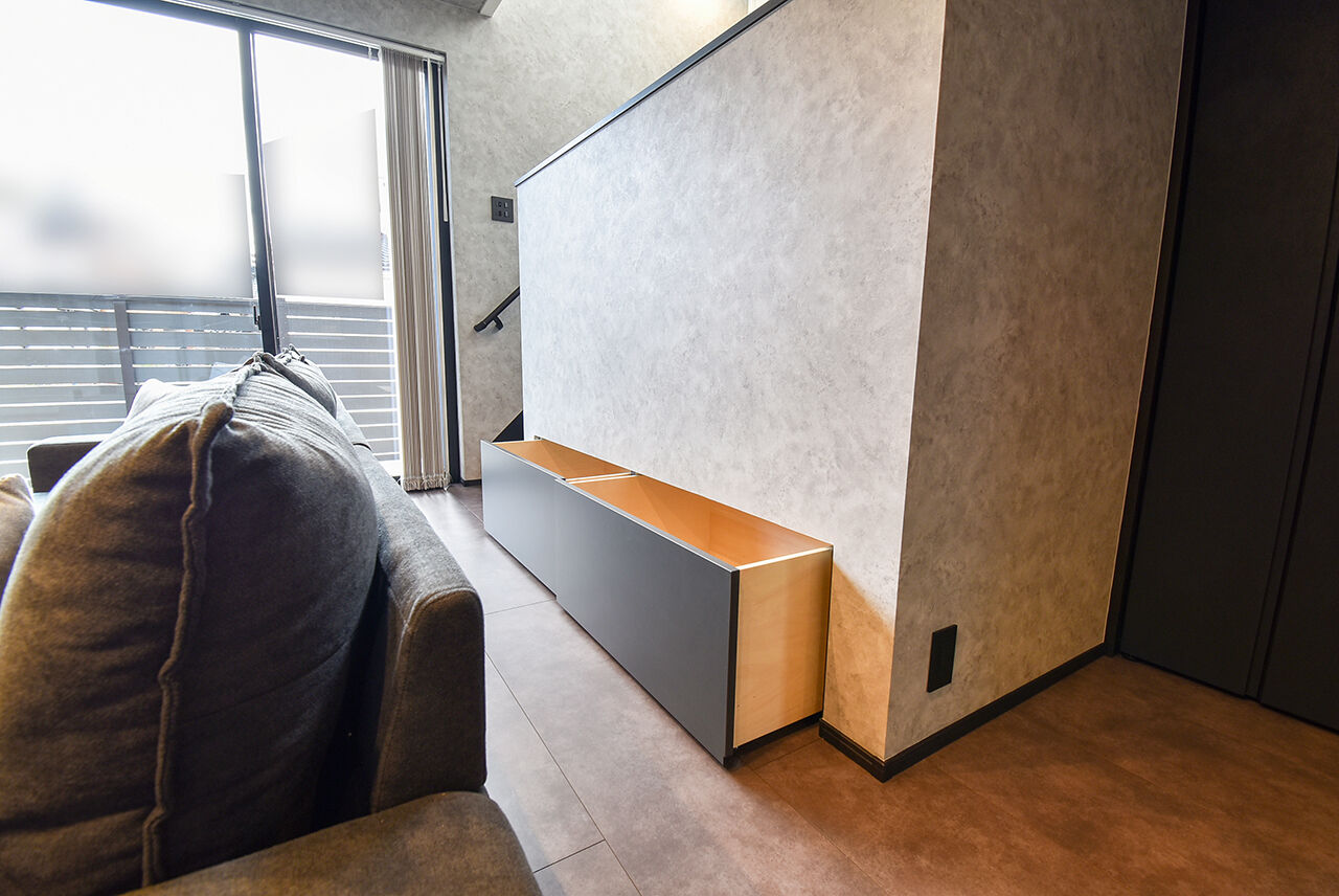 ワイケイホーム 【スキップフロア】モノトーンで統一された空間が実現した、高級感あふれる住まいの建築実例画像7