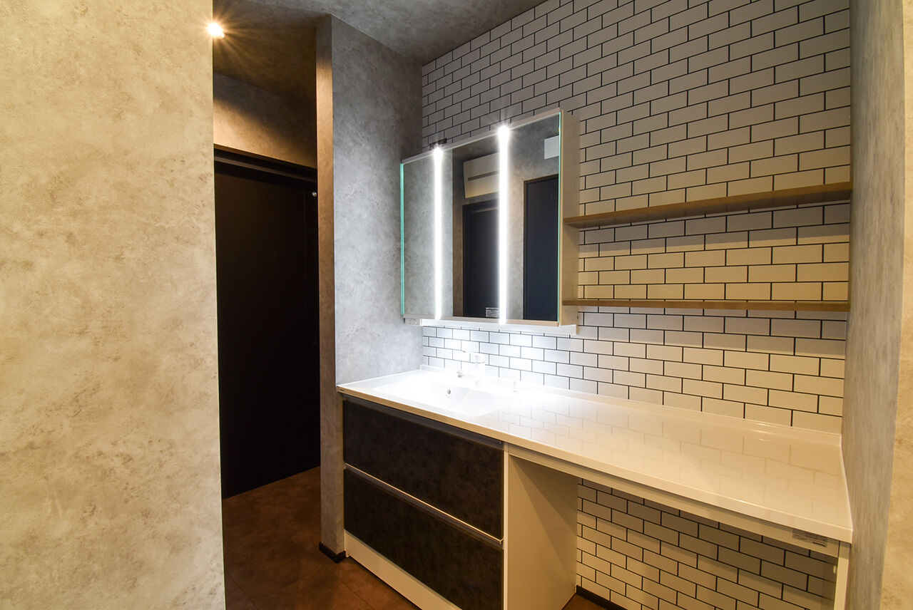 ワイケイホーム 【スキップフロア】モノトーンで統一された空間が実現した、高級感あふれる住まいの建築実例画像8