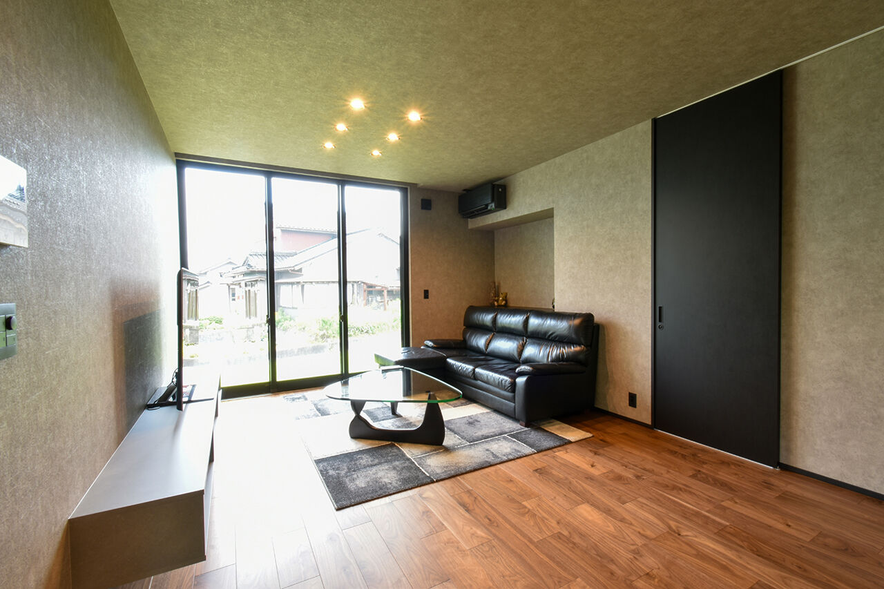 ワイケイホーム 【平屋】ゆとりと安らぎが息づく、グレイッシュな平屋。庭やガレージスペースと一体化、落ち着いた居心地の建築実例画像2