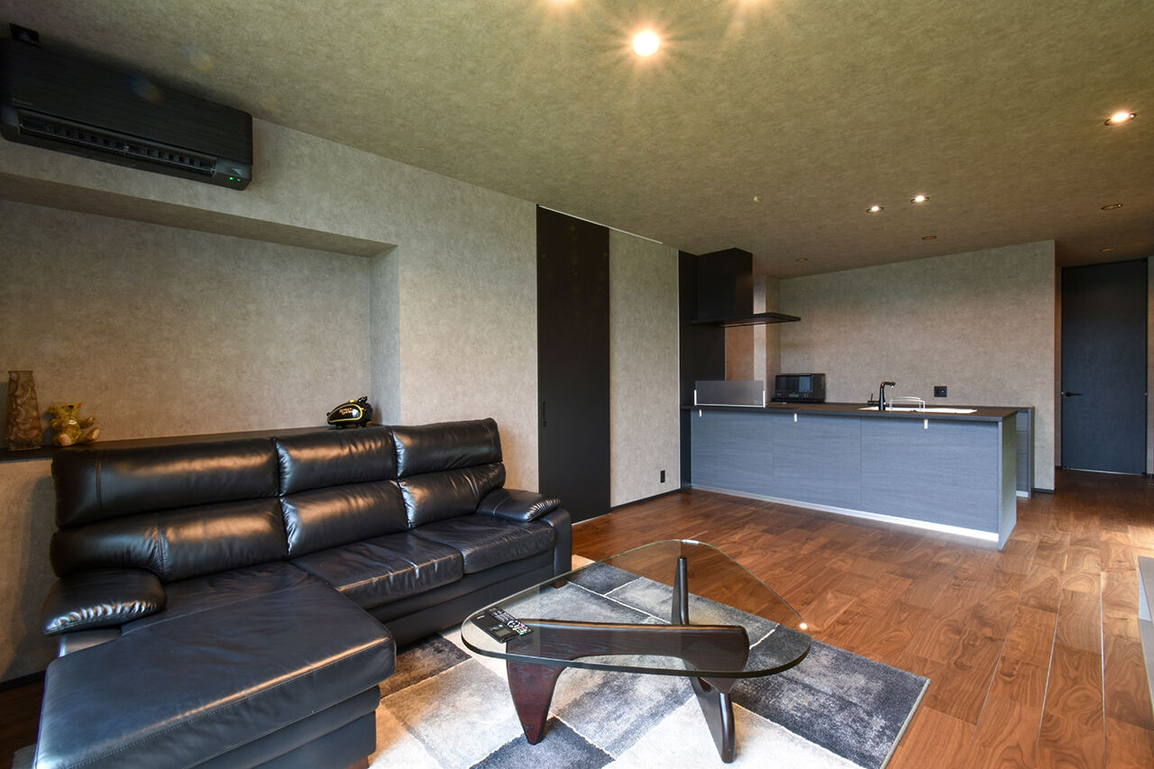 ワイケイホーム 【平屋】ゆとりと安らぎが息づく、グレイッシュな平屋。庭やガレージスペースと一体化、落ち着いた居心地の建築実例画像3