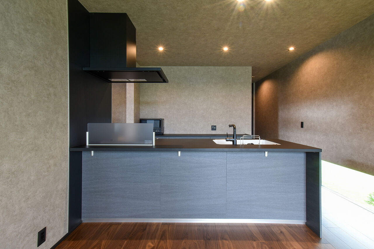 ワイケイホーム 【平屋】ゆとりと安らぎが息づく、グレイッシュな平屋。庭やガレージスペースと一体化、落ち着いた居心地の建築実例画像4