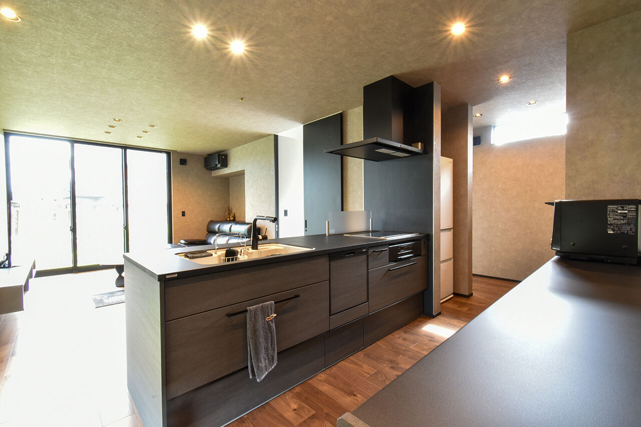 ワイケイホーム 【平屋】ゆとりと安らぎが息づく、グレイッシュな平屋。庭やガレージスペースと一体化、落ち着いた居心地の建築実例画像5