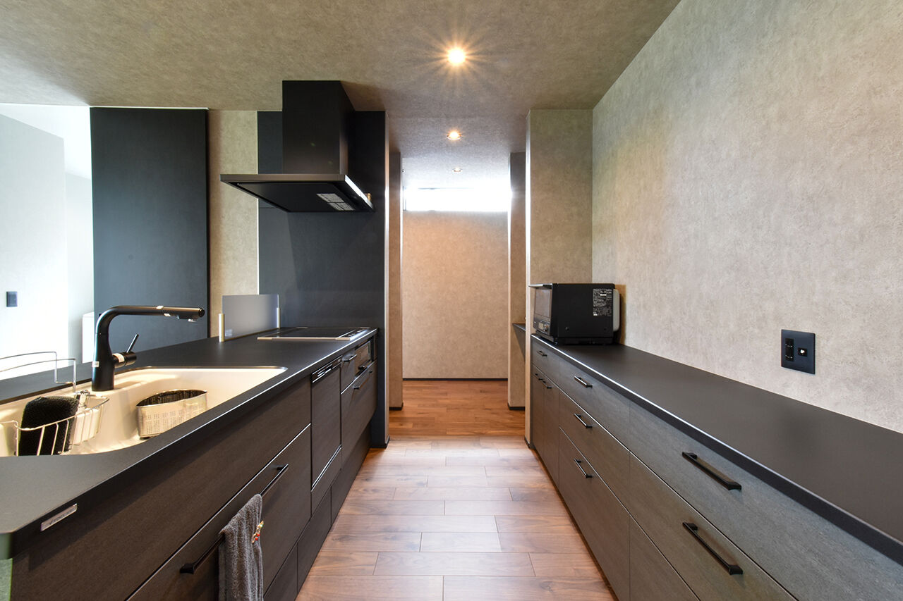 ワイケイホーム 【平屋】ゆとりと安らぎが息づく、グレイッシュな平屋。庭やガレージスペースと一体化、落ち着いた居心地の建築実例画像6