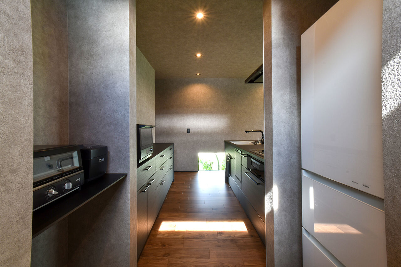 ワイケイホーム 【平屋】ゆとりと安らぎが息づく、グレイッシュな平屋。庭やガレージスペースと一体化、落ち着いた居心地の建築実例画像7