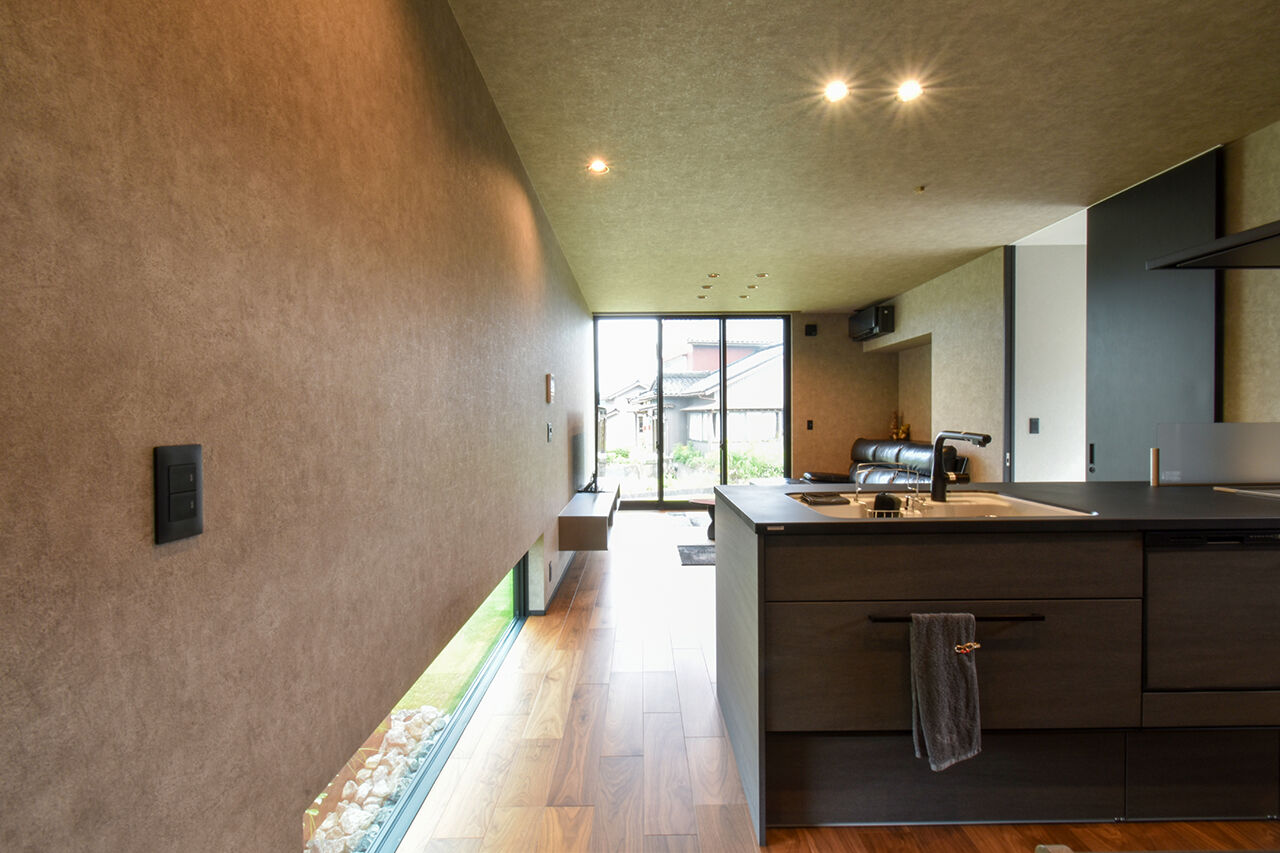 ワイケイホーム 【平屋】ゆとりと安らぎが息づく、グレイッシュな平屋。庭やガレージスペースと一体化、落ち着いた居心地の建築実例画像8