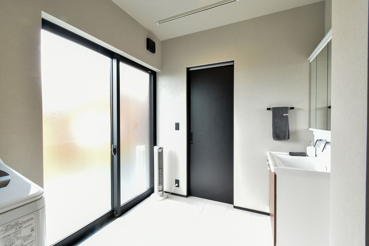 ワイケイホーム 【平屋】ゆとりと安らぎが息づく、グレイッシュな平屋。庭やガレージスペースと一体化、落ち着いた居心地の建築実例画像9