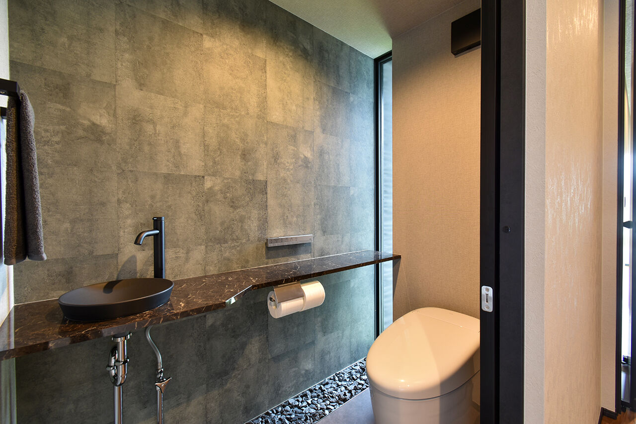 ワイケイホーム 【平屋】ゆとりと安らぎが息づく、グレイッシュな平屋。庭やガレージスペースと一体化、落ち着いた居心地の建築実例画像10