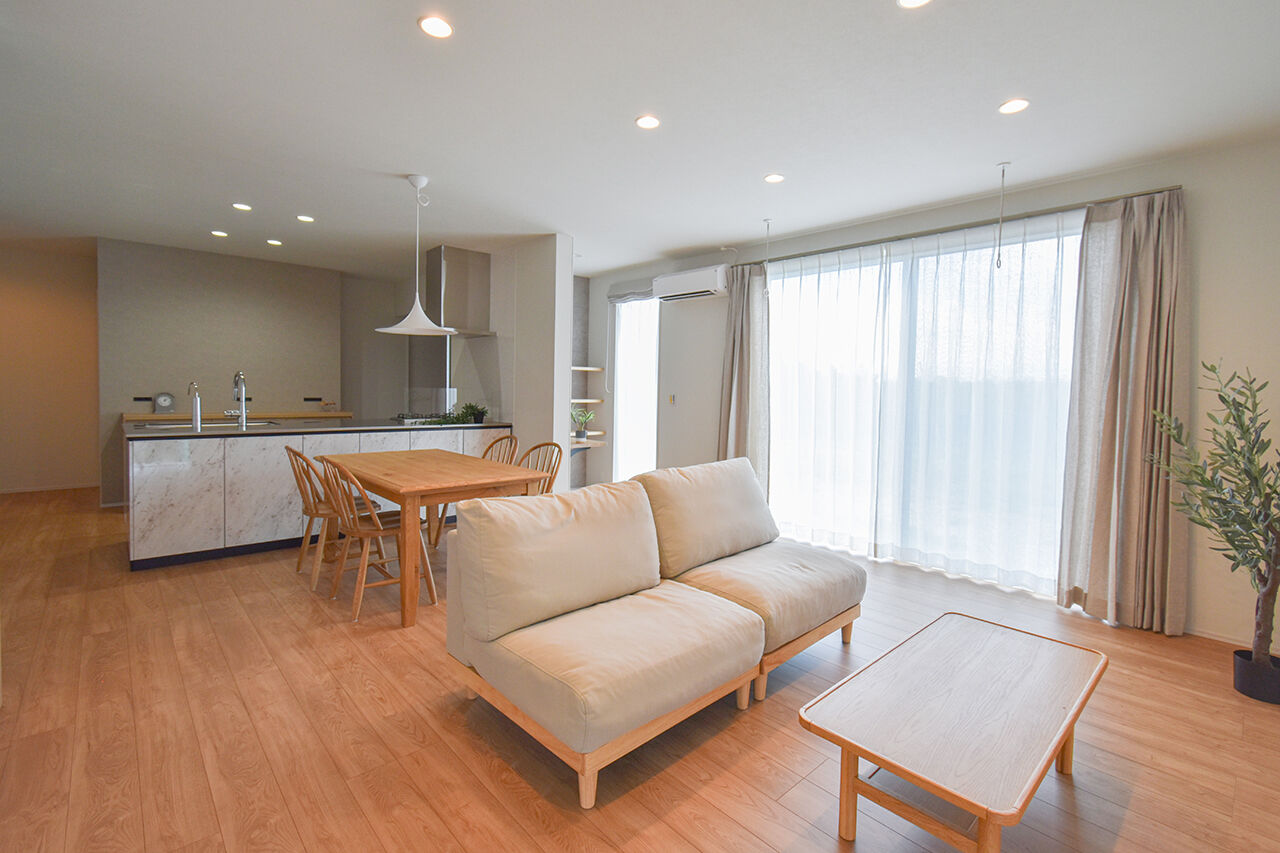 ワイケイホーム 【平屋】玄関とつながる広いガレージ。回遊式の水まわりなど軽快動線。たくさん収納がある片付くお家の建築実例画像2